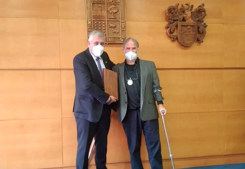 Egresado Ricardo Rozzi recibe premio “Luis Oyarzún” de la Universidad Austral de Chile