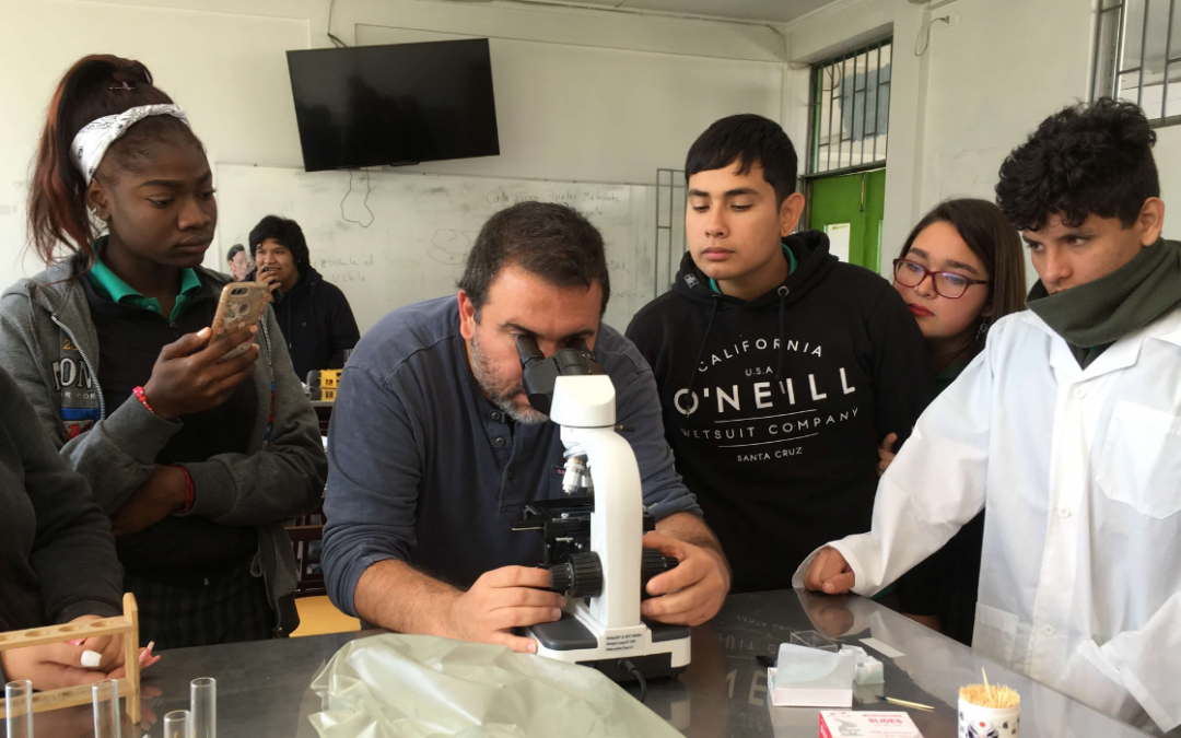 Universidad de Chile invita a sus alumni a desarrollar actividades con estudiantes secundarios