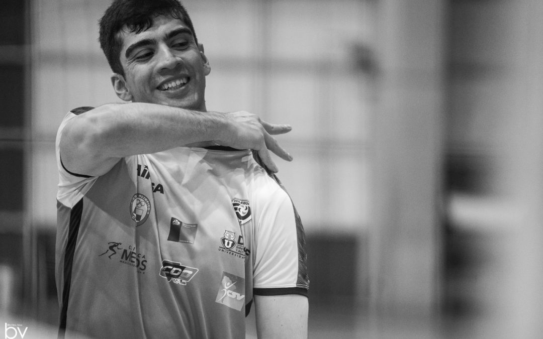 Egresado UChile fue parte del equipo campeón del Sudamericano de Vóleibol y va por el oro de los Odesur 2022