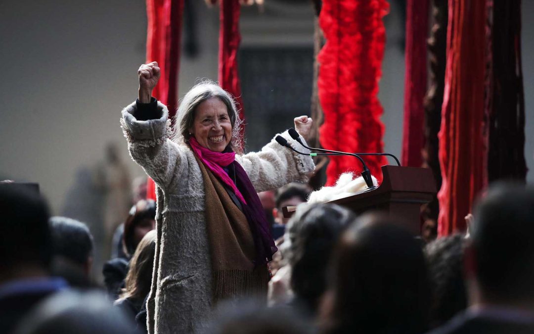 Cecilia Vicuña: la activista y poeta egresada de la Casa de Bello que conquistó al mundo con el arte precolombino