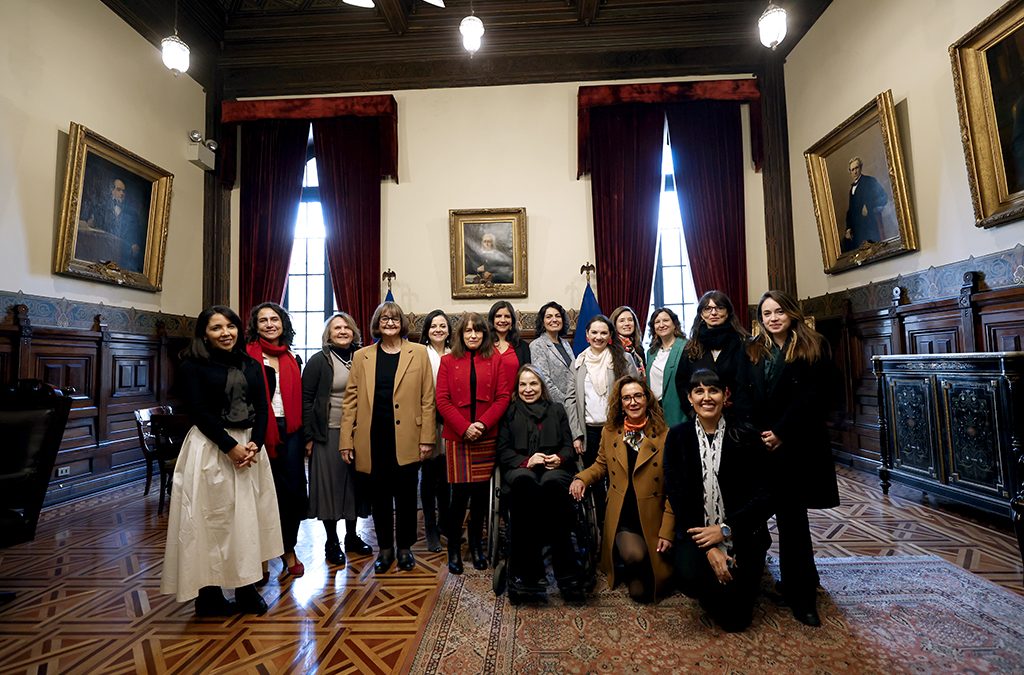 Egresadas líderes se reunieron con Rectora Rosa Devés para analizar los desafíos sociales de la U. de Chile