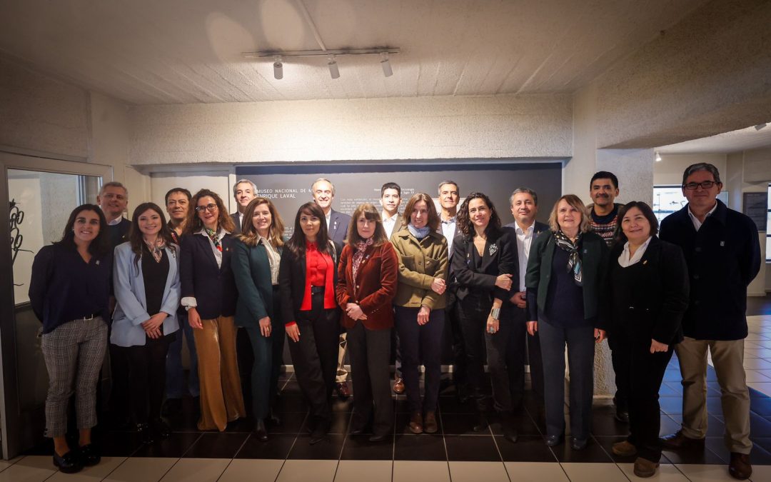 Comitiva Alumni U. de Chile visita Museo Nacional de Medicina